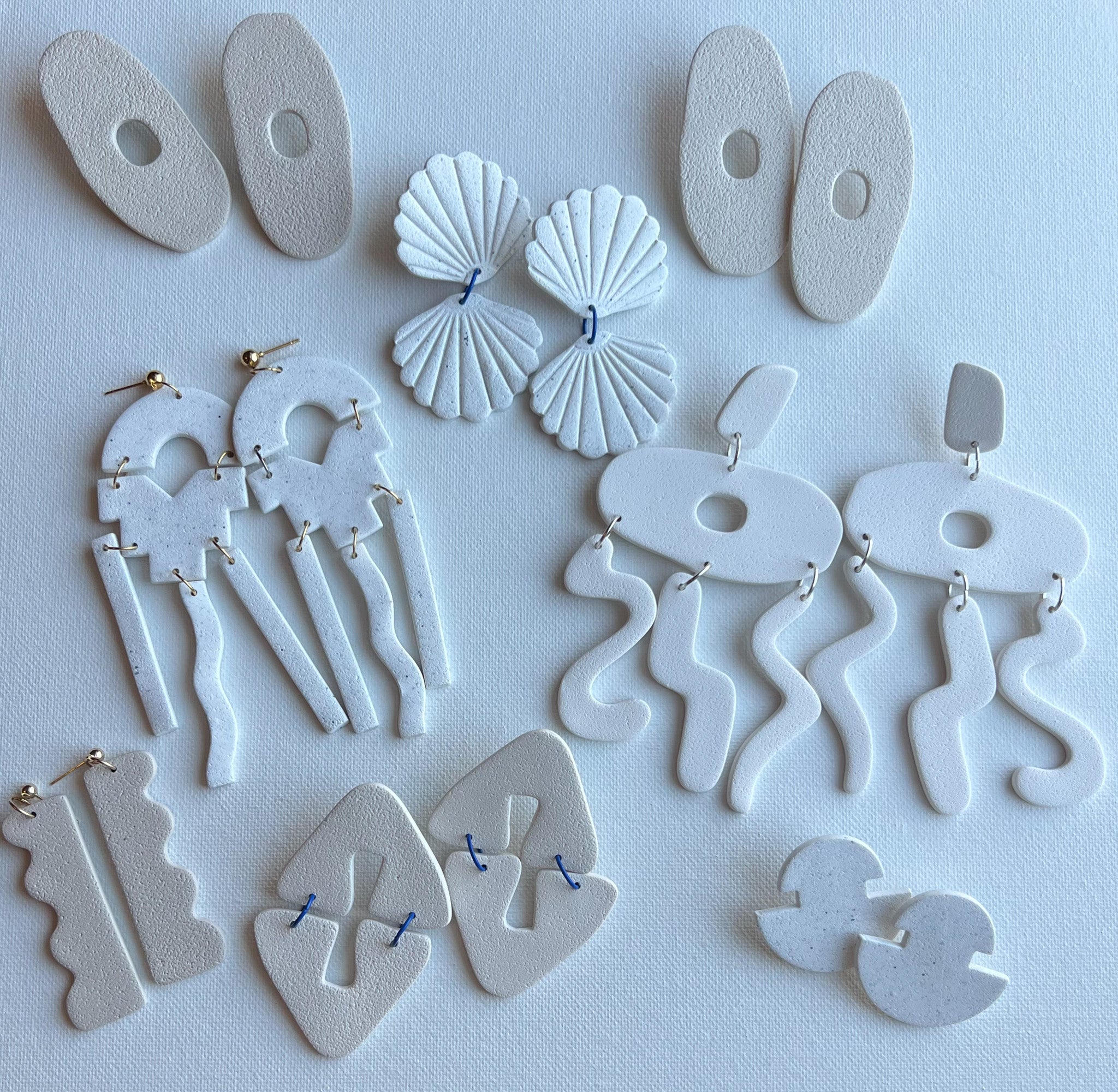 light tones of putty, stone, white and granite, reminiscent of the stucco that characterizes the landscape of Santorini.